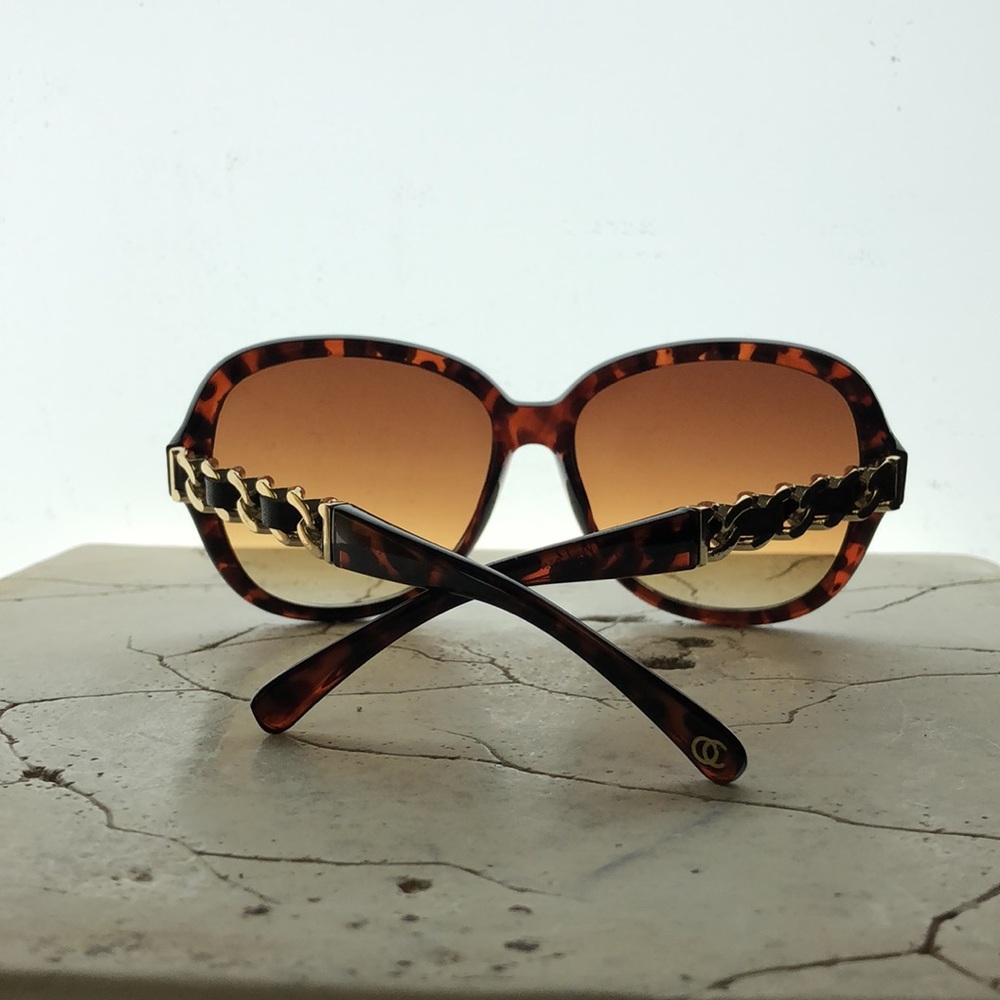 Oleg Cassini Big Round Tortoise Shell Medium Arm … - image 4
